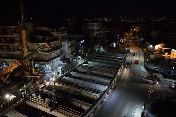 Θεσσαλονίκη: Φωτογραφίες από την γιγαντιαία επιχείρηση της Πυροσβεστικής στο εργοτάξιο του μετρό που σκοτώθηκε ο χειριστής