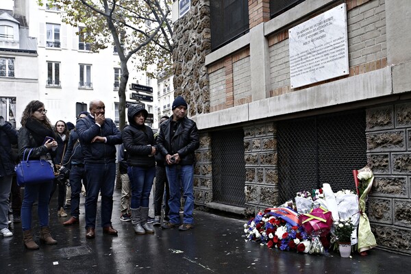 Έναν χρόνο μετά τις τρομοκρατικές επιθέσεις στο Παρίσι, η χώρα απέτισε φόρο τιμής στους 130 νεκρούς