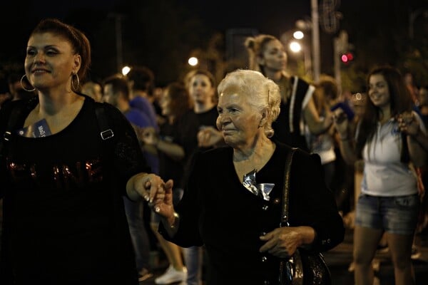 Χιλιάδες Πόντιοι περικύκλωσαν τη ΔΕΘ και χόρεψαν ομάλ, διεκδικώντας το ρεκόρ Γκίνες