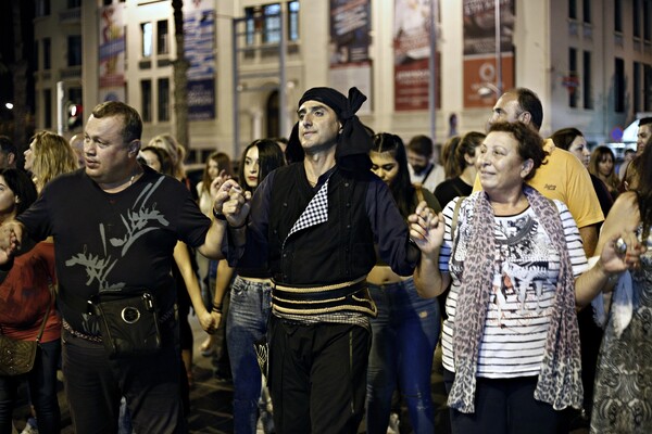 Χιλιάδες Πόντιοι περικύκλωσαν τη ΔΕΘ και χόρεψαν ομάλ, διεκδικώντας το ρεκόρ Γκίνες