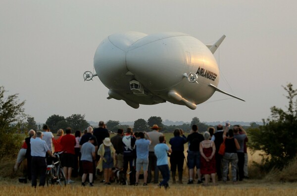 Το Airlander-10, το μεγαλύτερο αεροσκάφος στον κόσμο, έκανε το παρθενικό ταξίδι του