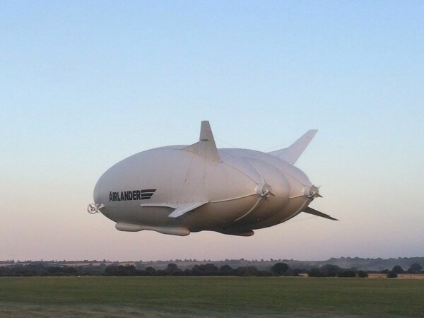 Το Airlander-10, το μεγαλύτερο αεροσκάφος στον κόσμο, έκανε το παρθενικό ταξίδι του