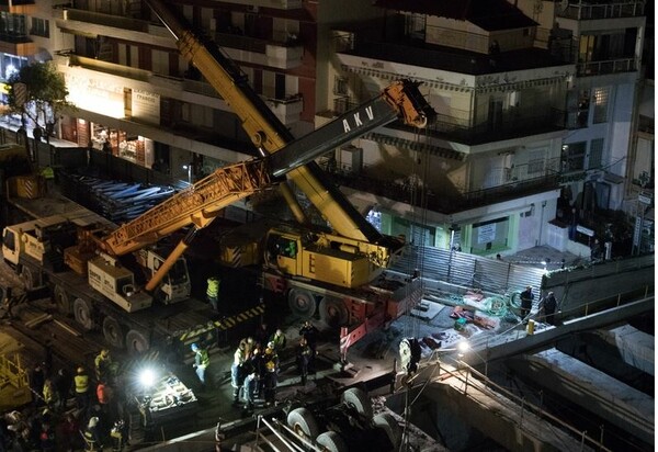 Θεσσαλονίκη: Φωτογραφίες από την γιγαντιαία επιχείρηση της Πυροσβεστικής στο εργοτάξιο του μετρό που σκοτώθηκε ο χειριστής