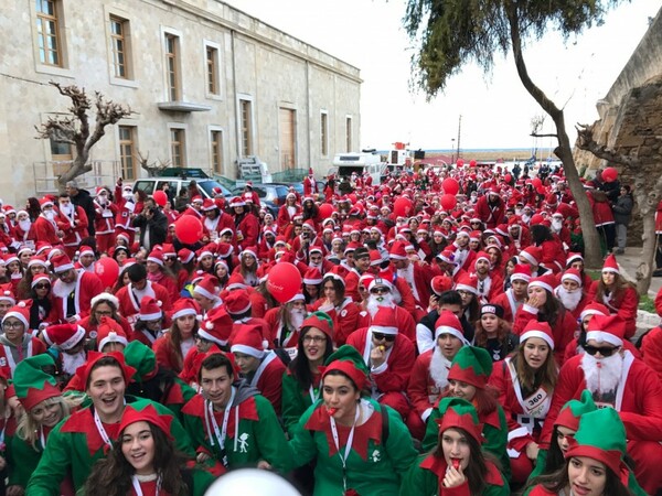 Χιλιάδες Κρητικοί Άι Βασίληδες πλημμύρισαν τα Χανιά για το φιλανθρωπικό Santa Run