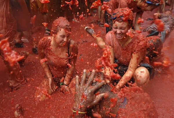 La Tomatina! Μέσα στη γιορτή της ντομάτας στη Buñol