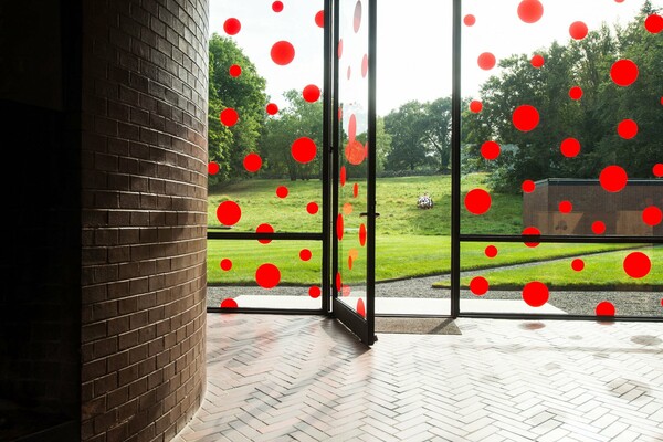 H Yayoi Kusama επεμβαίνει στο Γυάλινο Σπίτι του Philip Johnson