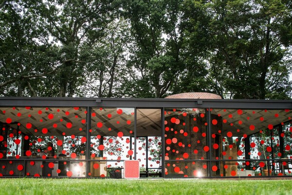 H Yayoi Kusama επεμβαίνει στο Γυάλινο Σπίτι του Philip Johnson