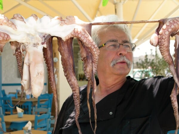 Συνταγές για χταποδάκι, με τον μάγειρα Γιώργο Παρούση του Mediterraneo στη Νάουσα της Πάρου.