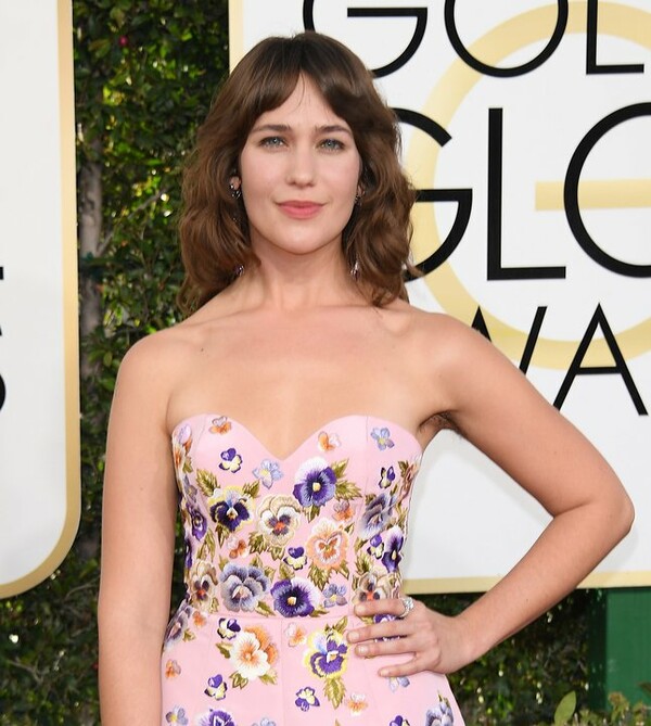 Η Lola Kirke πήγε στις Χρυσές Σφαίρες με αξύριστες μασχάλες και εξηγεί το γιατί