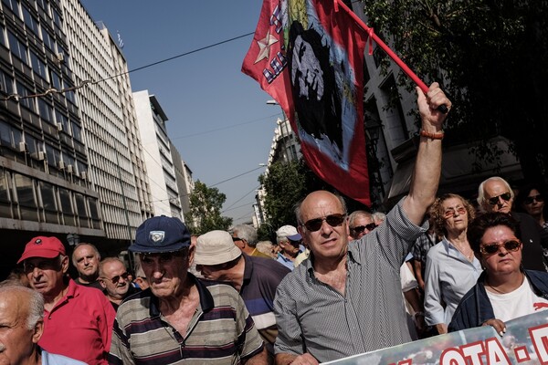 Κατακραυγή εναντίον της κυβέρνησης για τα δακρυγόνα στους συνταξιούχους