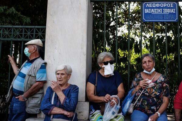 Κατακραυγή εναντίον της κυβέρνησης για τα δακρυγόνα στους συνταξιούχους