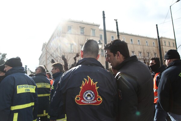 Κλειστή η Αμαλίας λόγω της συγκέντρωσης των πυροσβεστών