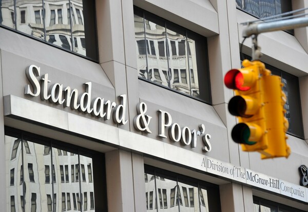 Ο Standard & Poor's προειδοποιεί την Βρετανία πως ένα «σκληρό» Brexit είναι πιθανό