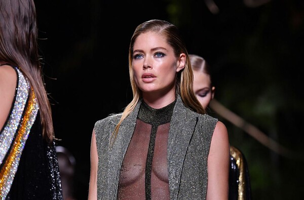 H υπερπαραγωγή του Balmain στο Παρίσι - Η προκλητική Κιμ Καρντάσιαν, η σπάνια εμφάνιση της Κάρλα Μπρούνι και πανέμορφα σουπερμόντελς