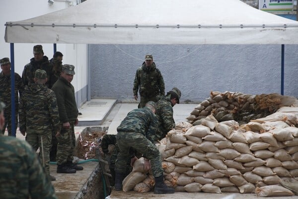 Υποχρεωτική η εκκένωση του πληθυσμού - Έκκληση του Δημάρχου Ευόσμου να φύγουν όλοι από τη ζώνη συναγερμού