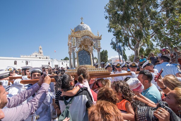 Γονατιστοί στην Τήνο τον Δεκαπενταύγουστο