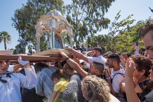 Γονατιστοί στην Τήνο τον Δεκαπενταύγουστο