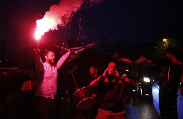 Ξέφρενοι πανηγυρισμοί στην Κωνσταντινούπολη και χιλιάδες Τούρκοι στους δρόμους για τον Ερντογάν