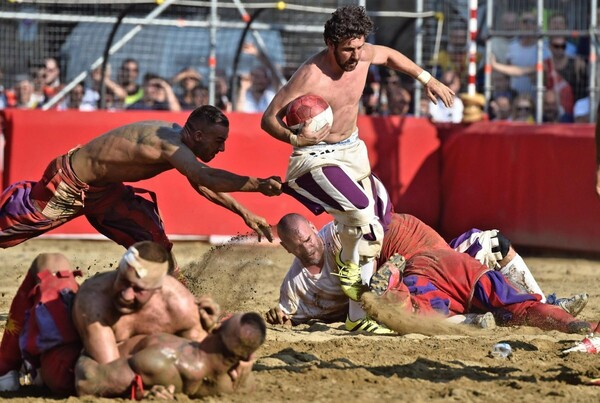 Calcio Storico: Ο πιο σκληρός και πρωτόγονος αγώνας του κόσμου γίνεται κάθε χρόνο στη Φλωρεντία