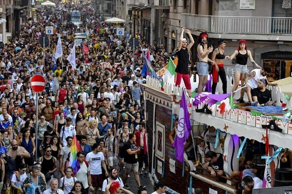 Υπερηφάνεια και αγάπη - 20 φωτογραφίες από τα Pride του κόσμου