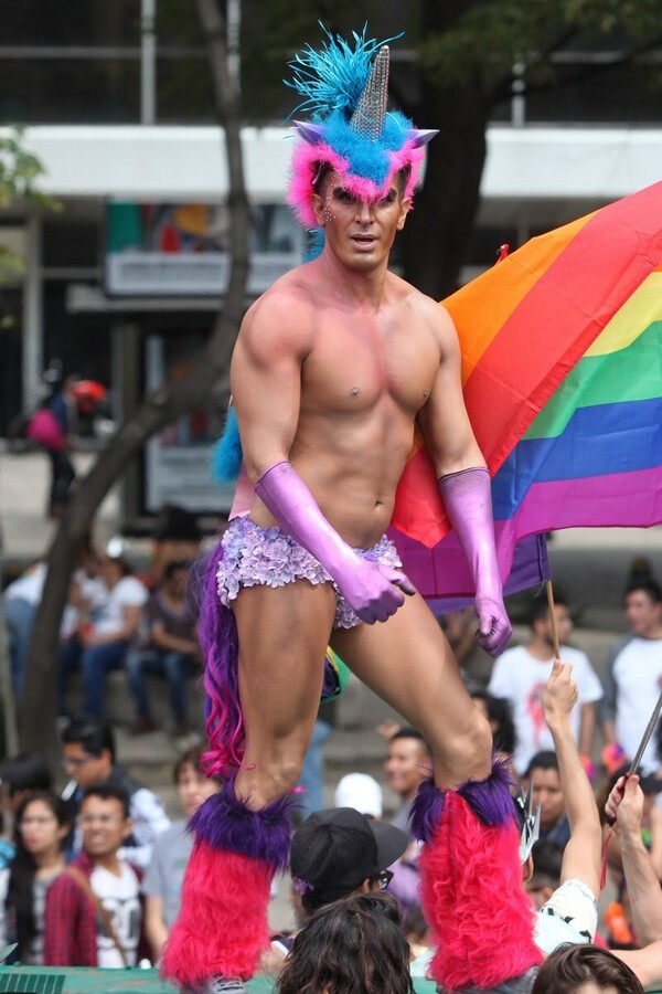 Υπερηφάνεια και αγάπη - 20 φωτογραφίες από τα Pride του κόσμου