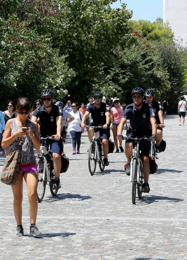 Γίναμε Ευρώπη; Περιπολίες με ποδήλατα στα αξιοθέατα της Αθήνας