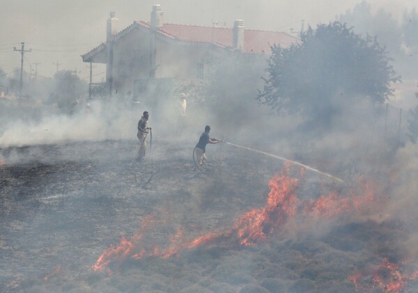 Ανεξέλεγκτη η πυρκαγιά στην Αττική - Σε κατάσταση έκτακτης ανάγκης Κάλαμος, Καπανδρίτι και Βαρνάβας (upd)