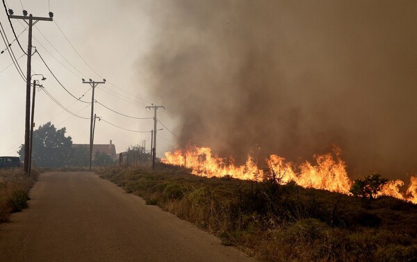 Ανεξέλεγκτη η πυρκαγιά στην Αττική - Σε κατάσταση έκτακτης ανάγκης Κάλαμος, Καπανδρίτι και Βαρνάβας (upd)