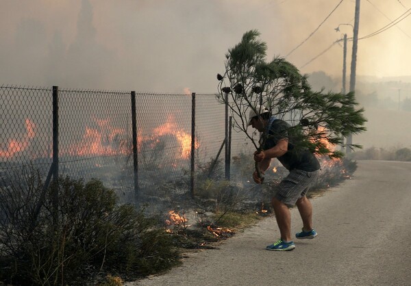 Ανεξέλεγκτη η πυρκαγιά στην Αττική - Σε κατάσταση έκτακτης ανάγκης Κάλαμος, Καπανδρίτι και Βαρνάβας (upd)