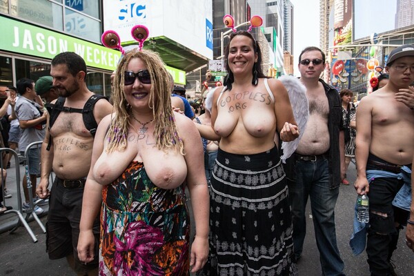 Free the Nipple στη Νέα Υόρκη - Εκατοντάδες γυμνόστηθες γυναίκες στην παρέλαση «Go Topless»