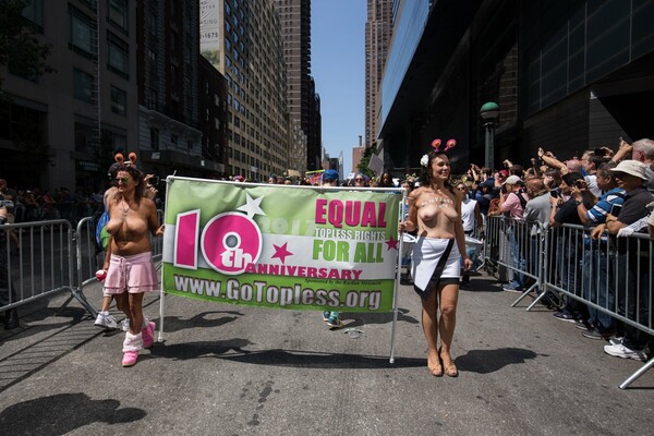 Free the Nipple στη Νέα Υόρκη - Εκατοντάδες γυμνόστηθες γυναίκες στην παρέλαση «Go Topless»