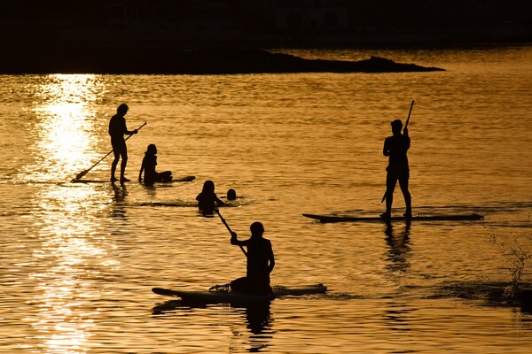 Sup, yoga και surf στη Μεσακτή της Ικαρίας