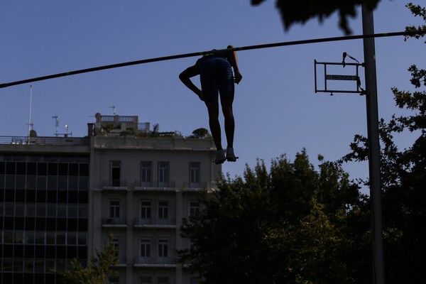 Άλμα επί κοντώ στην πλατεία Συντάγματος: Φωτογραφίες από το 5ο Athens Street Pole Vault