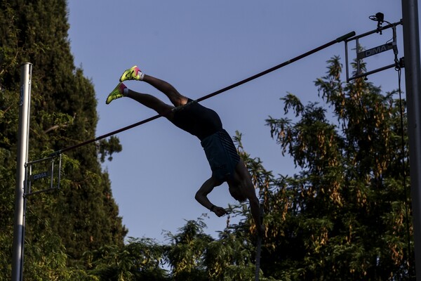 Άλμα επί κοντώ στην πλατεία Συντάγματος: Φωτογραφίες από το 5ο Athens Street Pole Vault