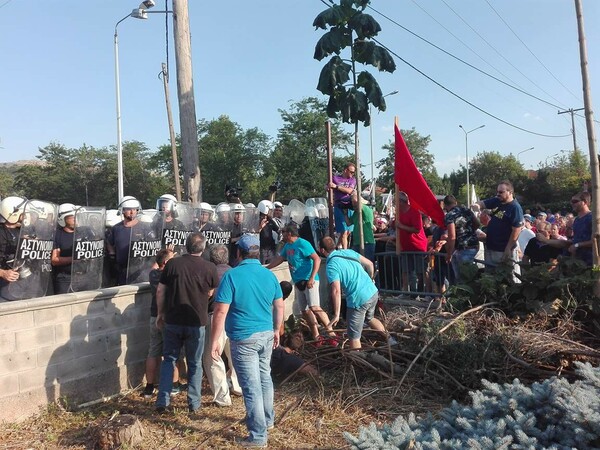 Επεισόδια στην Κοζάνη μεταξύ διαδηλωτών και αστυνομικών, πριν από την ομιλία Τσίπρα