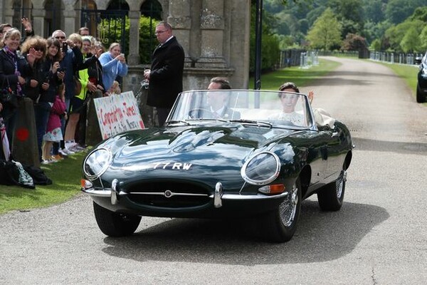 Just Married! - H Πίπα και ο Tζέιμς κάνουν βόλτα με μια vintage Jaguar μετά το γάμο τους