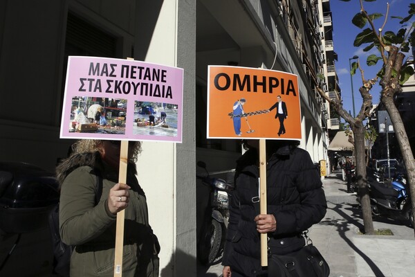 Επεισόδια στη συγκέντρωση της ΠΟΕΔΗΝ στο Υπουργείο Υγείας - Μία τραυματίας