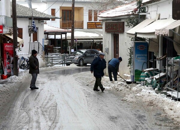 Βόλος: Πυκνό το χιόνι στο Πήλιο - Αγώνας να κρατηθούν οι δρόμοι ανοιχτοί