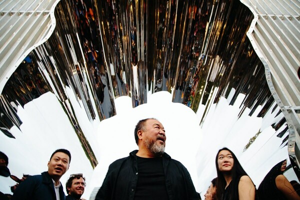 Τα πελώρια κλουβιά και οι φράχτες του Ai Weiwei καταλαμβάνουν τη Νέα Υόρκη