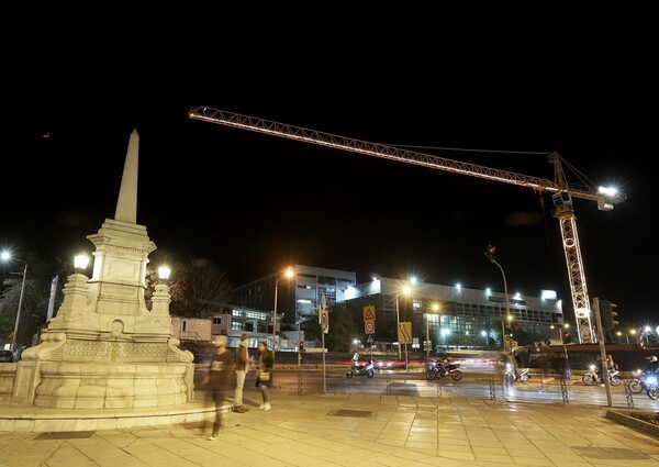 Χριστούγεννα στη Θεσσαλονίκη: Εντυπωσιακές εικόνες από την φωταγώγηση γερανών στο μετρό