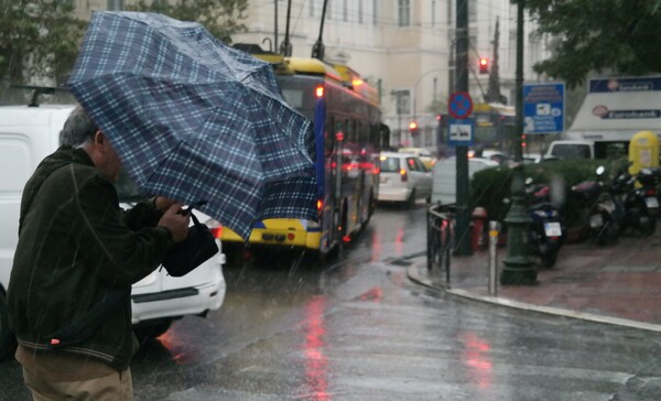 Σαββατοκύριακο με ισχυρές καταιγίδες και θυελλώδεις νοτιάδες - «Επί ποδός» η Πολιτική Προστασία