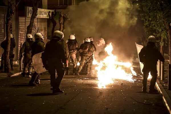 Επίθεση με μολότοφ στα Εξάρχεια - Μία σύλληψη