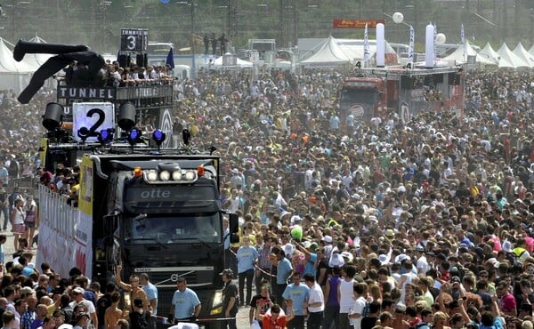 Το φονικό Love Parade του Duisburg: Χιλιάδες παγιδεύτηκαν σε τούνελ και μετά η κατάσταση ξέφυγε με πανικό και ποδοπάτημα