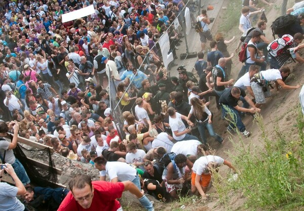 Το φονικό Love Parade του Duisburg: Χιλιάδες παγιδεύτηκαν σε τούνελ και μετά η κατάσταση ξέφυγε με πανικό και ποδοπάτημα