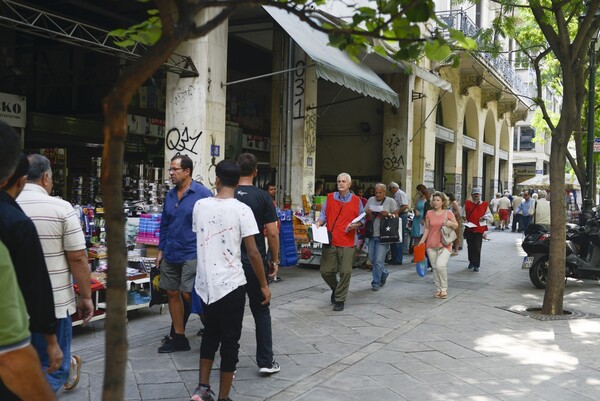 Καταγγελία από αγανακτισμένους πολίτες για το «γκέτο των περιπτέρων και μαγαζιών» της Αθήνας
