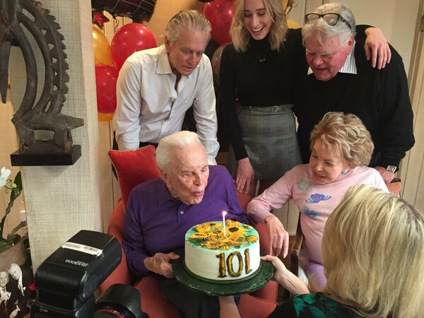 Τα 101α γενέθλιά του γιόρτασε ο Κερκ Ντάγκλας