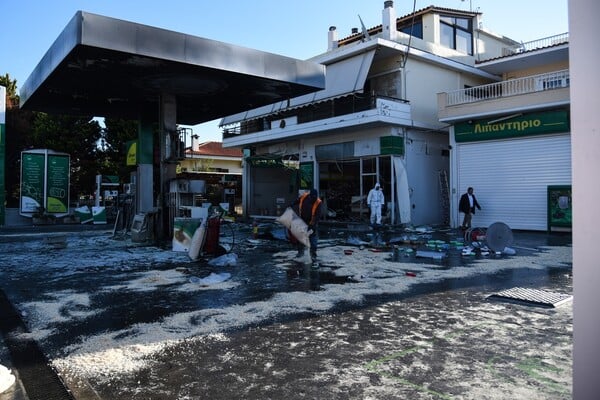 Βίντεο: Η στιγμή που οι δράστες τοποθετούν τα εκρηκτικά στο βενζινάδικο στην Ανάβυσσο