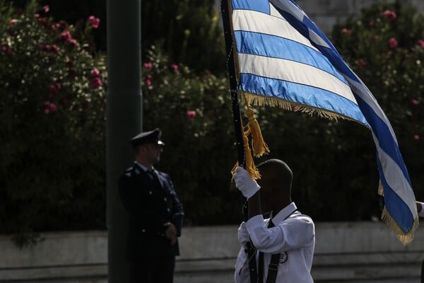 «Τι δεν καταλαβαίνεις;» - Ο δάσκαλος στην παρέλαση της Αθήνας που ξεχώρισε με την μπλούζα του