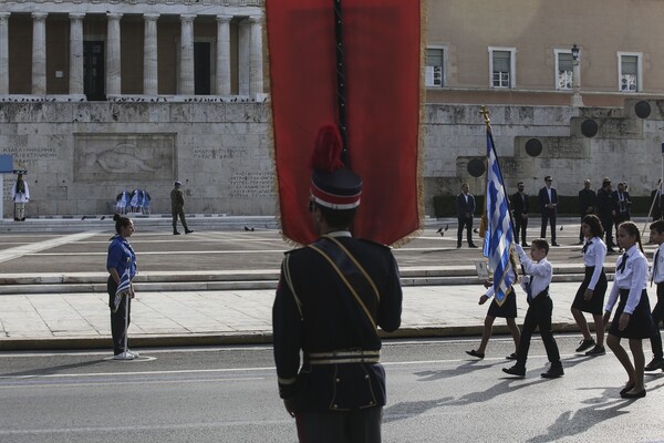 «Τι δεν καταλαβαίνεις;» - Ο δάσκαλος στην παρέλαση της Αθήνας που ξεχώρισε με την μπλούζα του