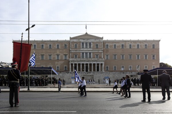 «Τι δεν καταλαβαίνεις;» - Ο δάσκαλος στην παρέλαση της Αθήνας που ξεχώρισε με την μπλούζα του